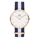 Daniel Wellington Classic Glasgow Rose Goldの正面画像。ネイビーとホワイトのストライプ柄NATOストラップを使用した、ローズゴールドケースの40mmメンズウォッチです。オフホワイトの文字盤にはローズゴールドのバーインデックスと針を採用しています。