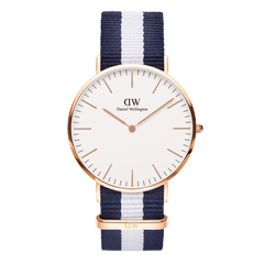 Daniel Wellington Classic Glasgow Rose Goldの正面画像。ネイビーとホワイトのストライプ柄NATOストラップを使用した、ローズゴールドケースの40mmメンズウォッチです。オフホワイトの文字盤にはローズゴールドのバーインデックスと針を採用しています。