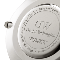 Classic Southamptonの裏蓋をクローズアップ。ステンレススチール製の裏蓋には、Daniel Wellingtonのロゴとシリアルナンバー、3ATM防水表記が刻印されています。