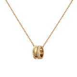 Daniel WellingtonのElevation Necklace ゴールドリングペンダント。幾何学的なピラミッド型スタッズが施された3層構造のペンダントで、中央にはブランドロゴが刻印されています。細身のケーブルチェーンに通された、上品でモダンなデザインです。