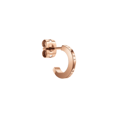 Elan Earrings ローズゴールドの単体側面ビューです。ポリッシュ仕上げのCシェイプフープとバタフライキャッチの構造が確認でき、外周にはDaniel Wellingtonの刻印が施されています。