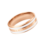 Daniel WellingtonのEmalie Ring Satin White Rose Goldを斜めから撮影した画像です。中央のポリッシュ加工されたローズゴールドバンドにはブランド名が刻印され、その上下にサテンホワイトのエナメルが左右対称に配置された二重構造のデザインとなっています。