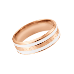 Daniel WellingtonのEmalie Ring Satin White Rose Goldを斜めから撮影した画像です。中央のポリッシュ加工されたローズゴールドバンドにはブランド名が刻印され、その上下にサテンホワイトのエナメルが左右対称に配置された二重構造のデザインとなっています。