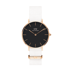Daniel Wellington Petite Doverの正面画像です。ブラックの文字盤にローズゴールドのバーインデックスと針が映え、ホワイトのNATOストラップとのコントラストが美しい女性向け腕時計です。