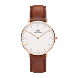Daniel Wellington Classic St Mawesの正面画像。オフホワイトの文字盤にローズゴールドのバーインデックスと針を配し、ブラウンのレザーストラップを組み合わせたミニマルなデザインの腕時計です。