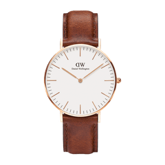 Daniel Wellington Classic St Mawesの正面画像。オフホワイトの文字盤にローズゴールドのバーインデックスと針を配し、ブラウンのレザーストラップを組み合わせたミニマルなデザインの腕時計です。