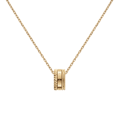 Elevation Necklace Goldのペンダント部分をクローズアップした商品写真です。スタッズ加工とロゴ刻印が施されたゴールドのリングペンダントが、細身のケーブルチェーンに通され、白い背景に映えています。