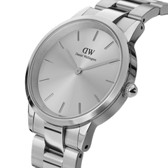 Iconic Link Unitone Silverを斜めから捉えたクローズアップ画像です。サンレイ仕上げのシルバー文字盤に放射状の光が広がり、サテンとポリッシュが交互に施された3ピースリンクブレスレットの質感が際立っています。