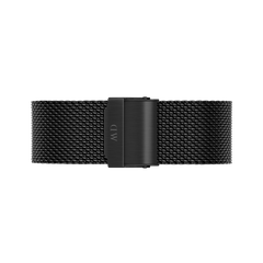 Classic Mesh Onyx Blackのブラックメッシュストラップ裏面をクローズアップ。編み込みスチールの質感と、Daniel Wellingtonのロゴが刻印されたブラック仕上げのクラスプ部分がご覧いただけます。