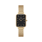 Daniel Wellington Quadro Pressed Evergoldは、ブラックの文字盤にゴールドのバーインデックスをあしらったレクタンギュラーケースと、ゴールドのメッシュストラップを組み合わせたレディース腕時計です。