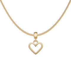 ゴールドのスネークチェーンに通したDaniel Wellington Heart Contour Charm Gのクローズアップ画像です。オープンハートのシルエットと、ポリッシュ仕上げの滑らかな曲線が美しく際立ちます。