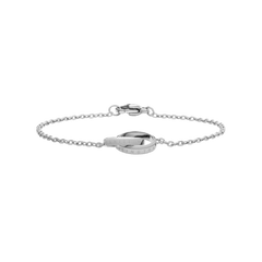 Daniel Wellington Elan Unity Braceletのシルバーカラー全体像です。細身のケーブルチェーンの中央に、ブランドロゴが刻印されたインターロッキングリングモチーフを配置。ロブスタークラスプで留める仕様となっています。