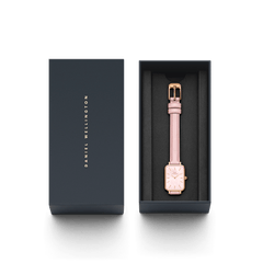 ダニエルウェリントンのギフトボックスに収められたQuadro Cherry Blossom。ブラックのクッション内装に、ピンクのレザーストラップとローズゴールドケースの腕時計が美しく映え、贈り物にぴったりの上品なパッケージです。