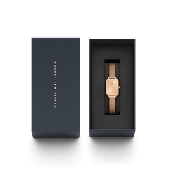 Daniel Wellington Quadro Pressed Unitoneが、ネイビーの専用ギフトボックスに収められています。ブラックのクッショニングにローズゴールドの腕時計が映え、贈り物にぴったりの上品なパッケージです。