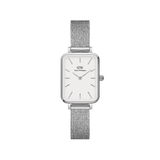 Daniel Wellington Quadro Pressed Sterlingの正面からのプロダクトショットです。オフホワイトの文字盤にシルバーのバーインデックスをあしらったスクエアケースと、細やかな編み目が特徴のプレス加工メッシュストラップを組み合わせた、ミニマルなデザインの腕時計です。