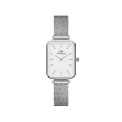 Daniel Wellington Quadro Pressed Sterlingの正面からのプロダクトショットです。オフホワイトの文字盤にシルバーのバーインデックスをあしらったスクエアケースと、細やかな編み目が特徴のプレス加工メッシュストラップを組み合わせた、ミニマルなデザインの腕時計です。