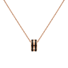 Emalie Necklaceのローズゴールドとブラックのペンダント部分をクローズアップした画像です。ブラックエナメルに挟まれたローズゴールドの中央バンドにはDaniel Wellingtonの刻印が入り、細いチェーンがペンダント両側から美しいV字を描いています。