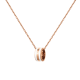 Daniel WellingtonのEmalie Necklace Rose Gold Satin Whiteは、ローズゴールドのリングペンダントにサテンホワイトのエナメルラインをあしらった、細身のチェーンネックレスです。