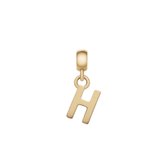 Daniel Wellingtonのレターチャーム「H」です。艶やかなゴールドカラーが白い背景に映え、ベイルと小さなリングを通してチェーンに取り付けられるデザインとなっています。