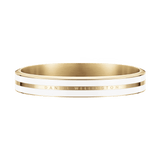 Daniel WellingtonのEmalie Infinite Gold Satin Whiteバングルの正面画像です。ポリッシュ仕上げのゴールドボディに、サテン調のホワイトエナメルラインが2本施されています。中央のゴールドバンド部分には、ブランドロゴが控えめに刻印されています。