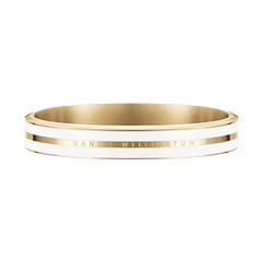 Daniel WellingtonのEmalie Infinite Gold Satin Whiteバングルの正面画像です。ポリッシュ仕上げのゴールドボディに、サテン調のホワイトエナメルラインが2本施されています。中央のゴールドバンド部分には、ブランドロゴが控えめに刻印されています。