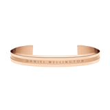 ダニエルウェリントン Elan Bracelet ローズゴールドを正面やや上方から撮影した画像です。オープンカフの開口部が確認でき、ブラッシュ仕上げの中央部分にはブランド名が刻印されています。温かみのあるローズゴールドカラーのステンレススチール製ブレスレットです。