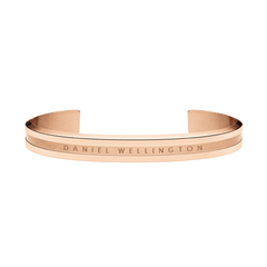 ダニエルウェリントン Elan Bracelet ローズゴールドを正面やや上方から撮影した画像です。オープンカフの開口部が確認でき、ブラッシュ仕上げの中央部分にはブランド名が刻印されています。温かみのあるローズゴールドカラーのステンレススチール製ブレスレットです。