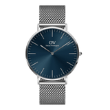 Daniel Wellington Classic Mesh Arcticの正面画像。サンレイ仕上げのブルーダイヤルにシルバーのバーインデックスが映え、シルバーのメッシュストラップを合わせた40mmサイズの腕時計です。