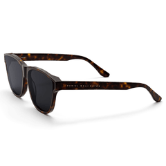 アンブラー Bio-Acetate Dark Havanaを斜め前方から撮影した商品画像です。べっ甲柄のバイオアセテートフレームの美しい艶やかさと、テンプル内側にあしらわれたゴールドのDaniel Wellingtonロゴが確認できます。