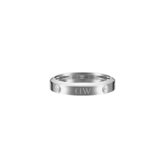 Classic Lumine Ring Silverを正面から捉えたアングルです。バンド中央に刻印されたDaniel Wellingtonのロゴと、その両脇に配置された埋め込みクリスタルの輝きが際立ちます。