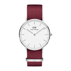 Daniel Wellington Classic Roselynの白背景での全体画像です。ルビーレッドのNATOストラップがケース下を通る構造や、ストラップ先端のシルバーループに刻印されたロゴが確認でき、軽やかな装着感を演出しています。