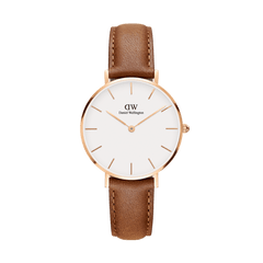 Daniel Wellington Petite Durhamのローズゴールドケースにオフホワイトの文字盤、ライトブラウンのレザーストラップを組み合わせた正面画像。余白を活かした文字盤にバーインデックスが上品に映えます。