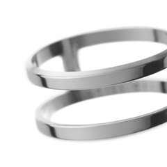Elan Dual Ring Silverのクローズアップです。2本のバンドをつなぐブリッジ部分と、その間に生まれる抜け感がわかるアングルで撮影しています。ポリッシュ仕上げのステンレススチールが、滑らかな光沢を放っています。