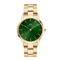 Iconic Link Emerald Goldを白背景で撮影した全体画像です。深みのあるエメラルドグリーンのサンレイダイヤルに、ゴールドのバーインデックスと細身の針を配し、ケースからブレスレットまで統一されたゴールドトーンが際立つ一本です。