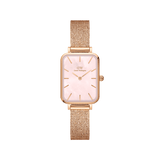 Daniel Wellington Quadro Pressed Melrose Pinkの正面画像。ピンクのマザーオブパール文字盤にローズゴールドのバーインデックスを配したスクエアケースと、しなやかなローズゴールドメッシュストラップを組み合わせた女性向け腕時計です。