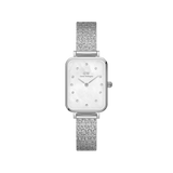 Daniel Wellington Quadro Lumine Pressed Piano White MoP Silverの商品画像です。ホワイトマザーオブパールの文字盤には12個のクリスタルインデックスが配され、シルバーカラーのレクタンギュラーケースと編み目模様のピアノストラップが上品な輝きを放つ女性向け腕時計です。