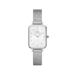 Daniel Wellington Quadro Lumine Pressed Piano White MoP Silverの商品画像です。ホワイトマザーオブパールの文字盤には12個のクリスタルインデックスが配され、シルバーカラーのレクタンギュラーケースと編み目模様のピアノストラップが上品な輝きを放つ女性向け腕時計です。