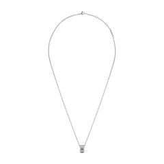 白背景で撮影したElan Lumine Necklace シルバーの俯瞰画像です。チェーン全体が自然なドレープを描き、クリスタルをあしらったリングペンダントが下部に配置されています。留め具付近にはブランドプレートが添えられており、細部まで丁寧に仕上げられています。