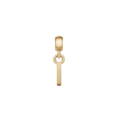Daniel WellingtonのLetter Charm Goldは、アルファベットの「I」をモチーフにしたシンプルな直線デザインが特徴です。滑らかなゴールドの質感が上品な印象を与え、ベイルとリングを通してネックレスやブレスレットに取り付けられます。
