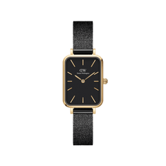 Daniel Wellington Quadro Pressed Ashfieldの正面画像。ゴールドのレクタンギュラーケースにブラックの文字盤を配し、ゴールドのバーインデックスと針をあしらったスクエアフェイスの腕時計です。ブラックのプレス加工メッシュストラップを組み合わせています。