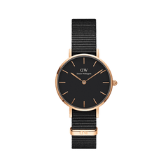 Daniel Wellington Petite Cornwallの正面画像。ブラックの文字盤にローズゴールドのバーインデックスと針が映え、黒のNATOストラップを合わせた女性向け腕時計です。