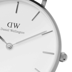 Petite Rosewaterの文字盤をクローズアップ。エッグシェルホワイトの文字盤にシルバーのバーインデックスと細身の針が映え、薄型ケースの繊細なプロポーションが際立っています。