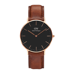 Daniel Wellington Classic St Mawes Black Rose Goldの正面画像です。ブラックの文字盤にローズゴールドのバーインデックスと針が映え、ダークブラウンのレザーストラップが上品で落ち着いた印象を演出しています。