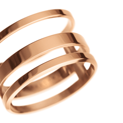 エラン Triad Ring ローズゴールドのクローズアップ。トリプルバンドのポリッシュ仕上げが光を反射し、陰影を美しく描き出します。バンドの間に生まれる隙間が立体感と奥行きを演出しています。