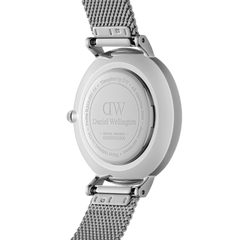 Petite Unitoneシルバーウォッチを裏側から捉えた画像です。Daniel Wellingtonのロゴとシリアルナンバーが刻印されたステンレススチール製のケースバックと、シルバーメッシュストラップのクイックリリース部分が確認できます。