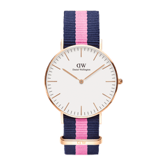 Daniel Wellington Classic Winchesterの正面画像。ネイビーにピンクのストライプが入ったNATOストラップと、オフホワイトの文字盤、ローズゴールドケースを組み合わせた36mmサイズの腕時計です。