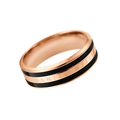 Emalie Ring Rose Gold Blackを斜め上から撮影した画像です。ローズゴールドの輝きを放つリングには、ブラックエナメルのラインが2本平行に走り、その間にDaniel Wellingtonのブランド名が刻印された三層構造が際立っています。