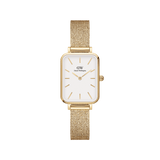 Daniel Wellington Quadro Pressed Evergoldの正面画像です。ゴールドのレクタンケースにオフホワイトの文字盤を配し、バーインデックスと針もゴールドで統一。細やかな編み目のゴールドメッシュストラップが付属しています。