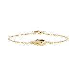白背景に撮影されたElan Unity Braceletの全体像です。ゴールドのケーブルチェーンの中央には、ロゴが刻印されたインターロッキングリングが交差するミニマルなモチーフが配置されています。