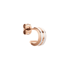 Emalie Earrings Rose Gold Satin Whiteを斜め横から撮影したクローズアップ画像です。C型のミニフープとバタフライキャッチのディテールがよくわかります。ローズゴールドのポリッシュ仕上げとサテンホワイトのエナメルストライプのコントラストが際立つアングルです。